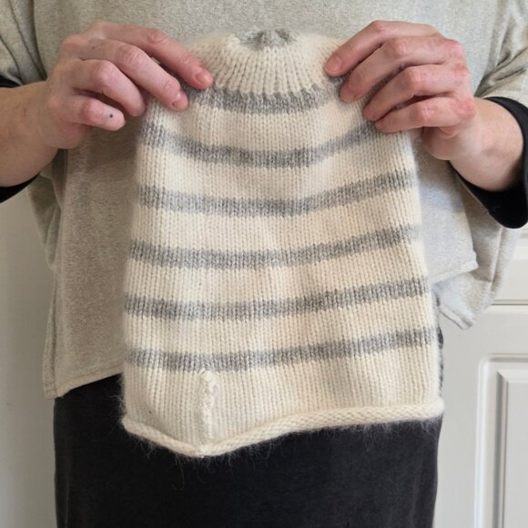 Hand-knit beanie in a a soft, fuzzy yarn - Picture 2 of 4